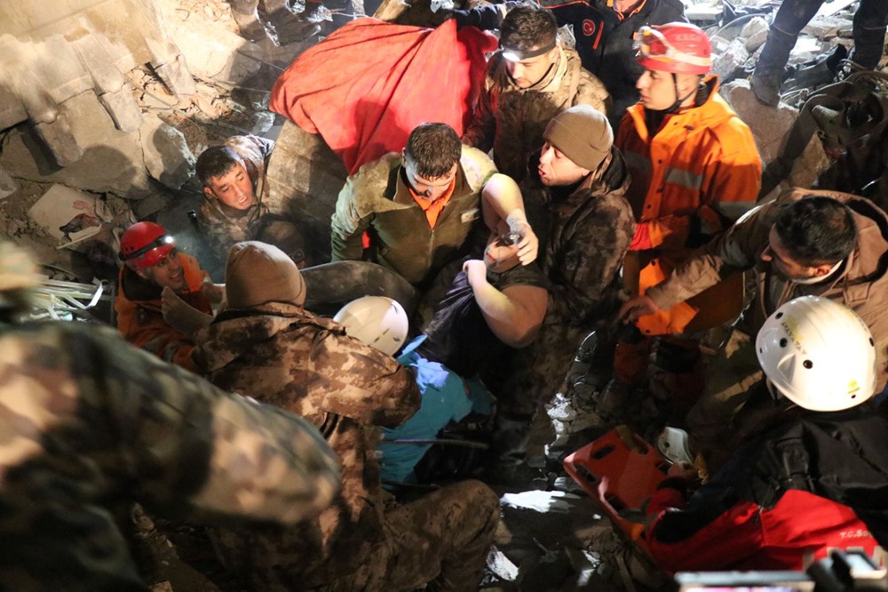 Enkaz altındakiler için zamana karşı yarış - 5