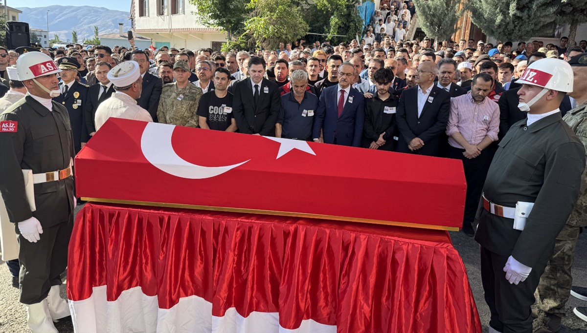 Şehitler son yolculuğuna uğurlanıyor Şehitler son yolculuğuna uğurlanıyor