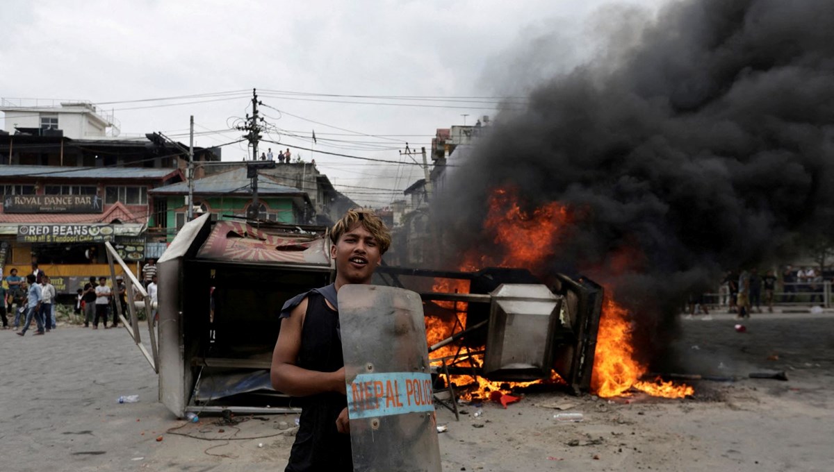 Sosyal medya protestoları istifa getirdi