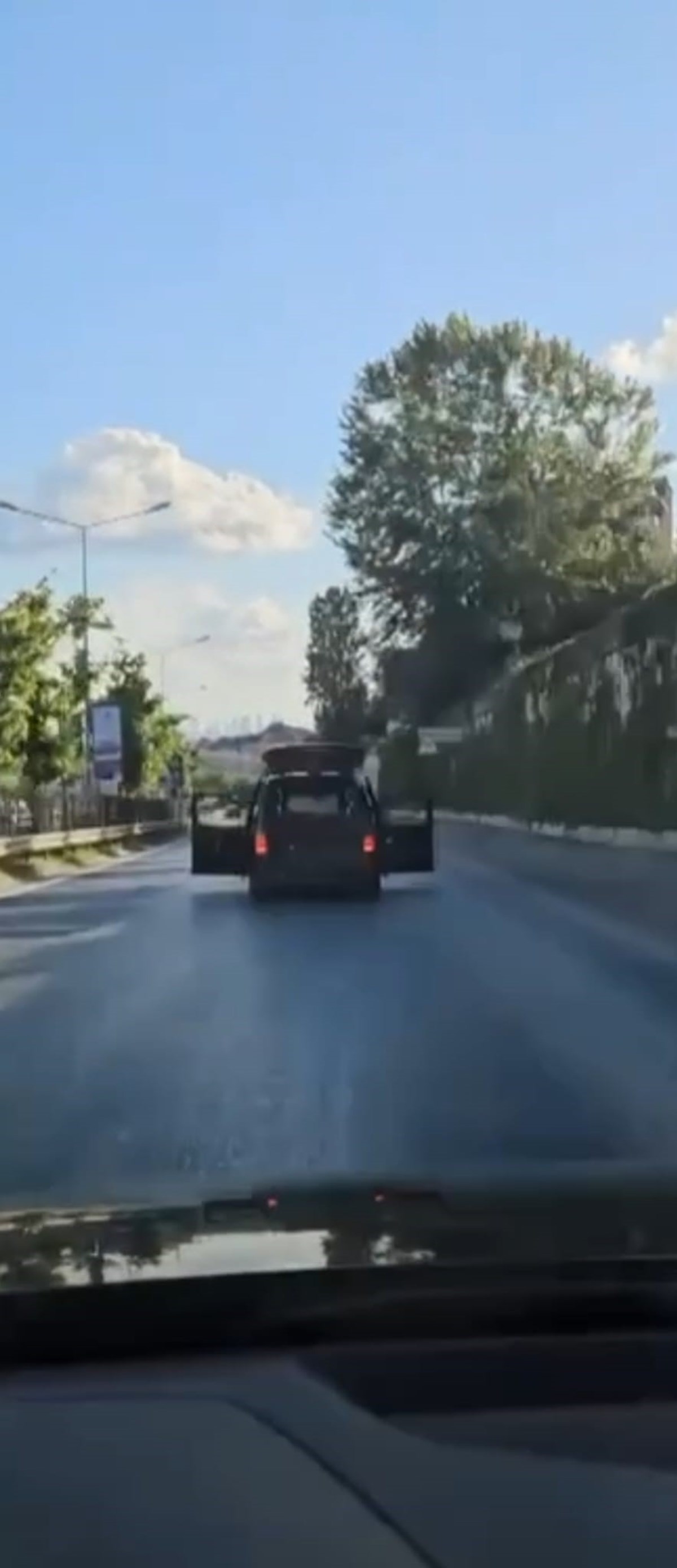 Trafik magandaları bu sefer Beykoz'da: Kapılar açık halde ilerlediler