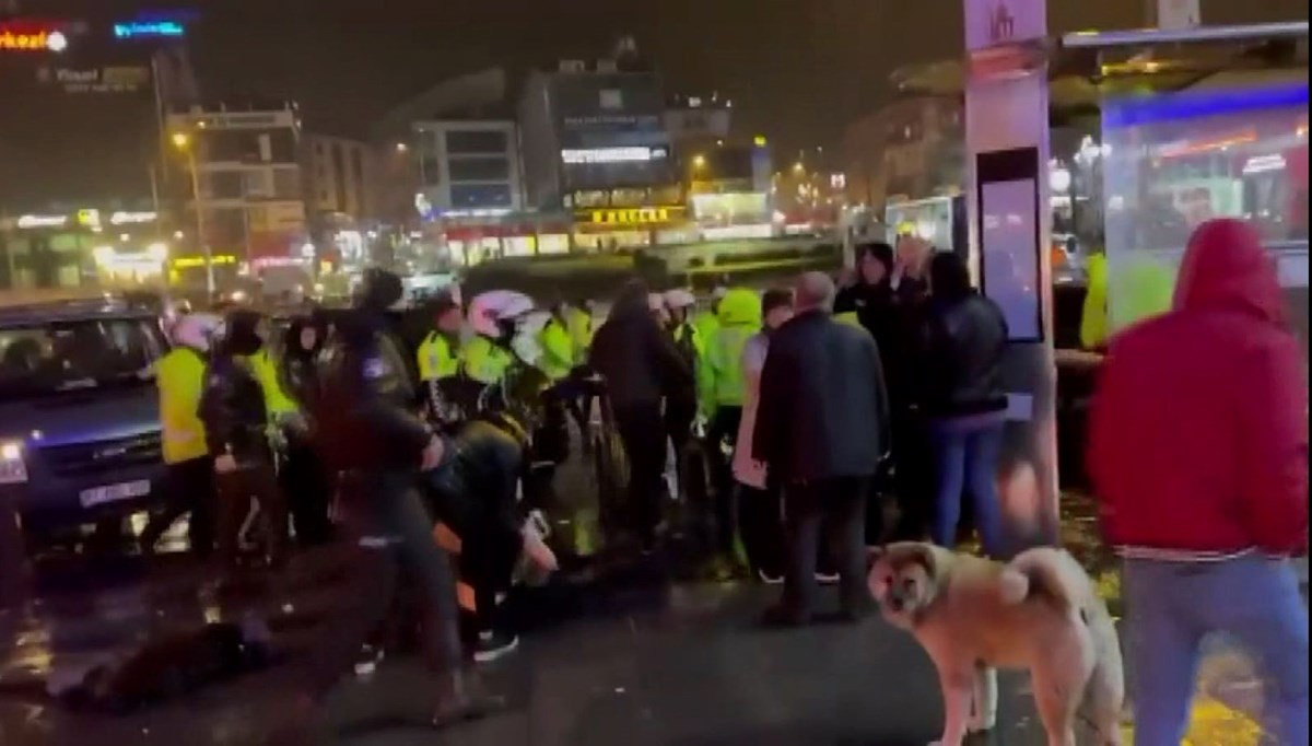 Polis aracına çarpan sürücü ve yakınları polisle tartıştı: Dört polis yaralandı, sekiz kişi gözaltında Polis aracına çarpan sürücü ve yakınları polisle tartıştı: Dört polis yaralandı, sekiz kişi gözaltında
