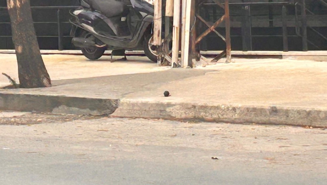Beylikdüzü’nde kaldırımda el bombası bulundu