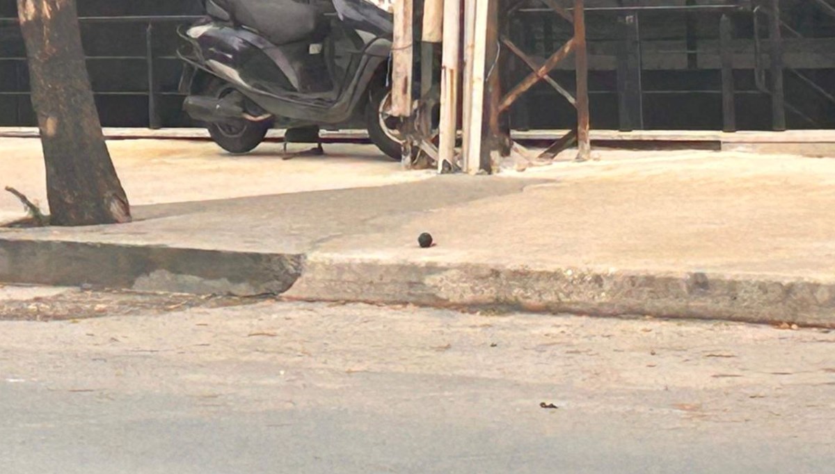 Beylikdüzü'nde kaldırımda el bombası bulundu Beylikdüzü'nde kaldırımda el bombası bulundu
