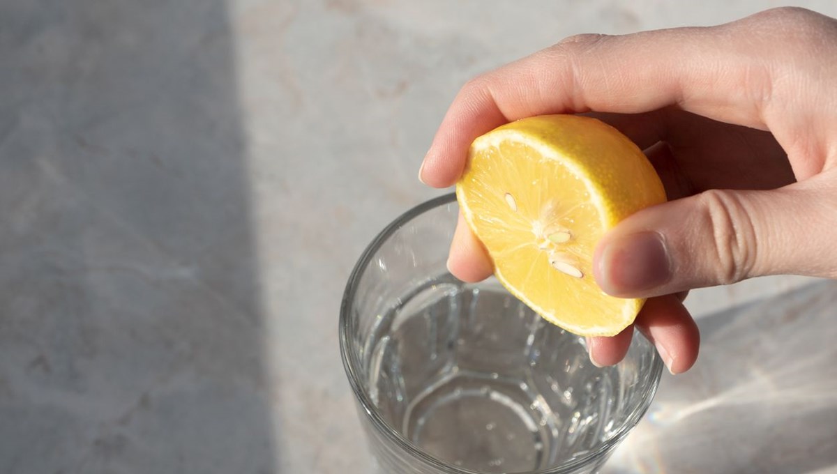Aç karnına limonlu su içince ne olur? Bu etkisini henüz kimse bilmiyor Aç karnına limonlu su içince ne olur? Bu etkisini henüz kimse bilmiyor