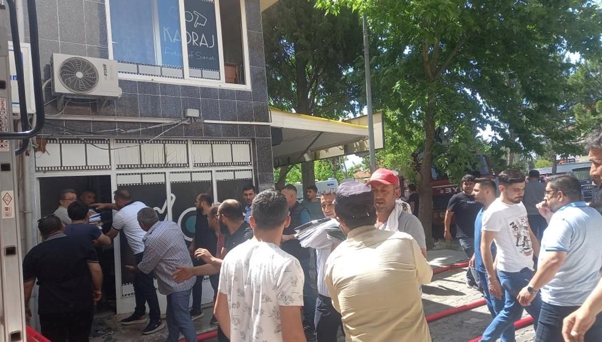 Kütahya’da giyim mağazasında yangın: Kıyafetler küle döndü Kütahya’da giyim mağazasında yangın: Kıyafetler küle döndü