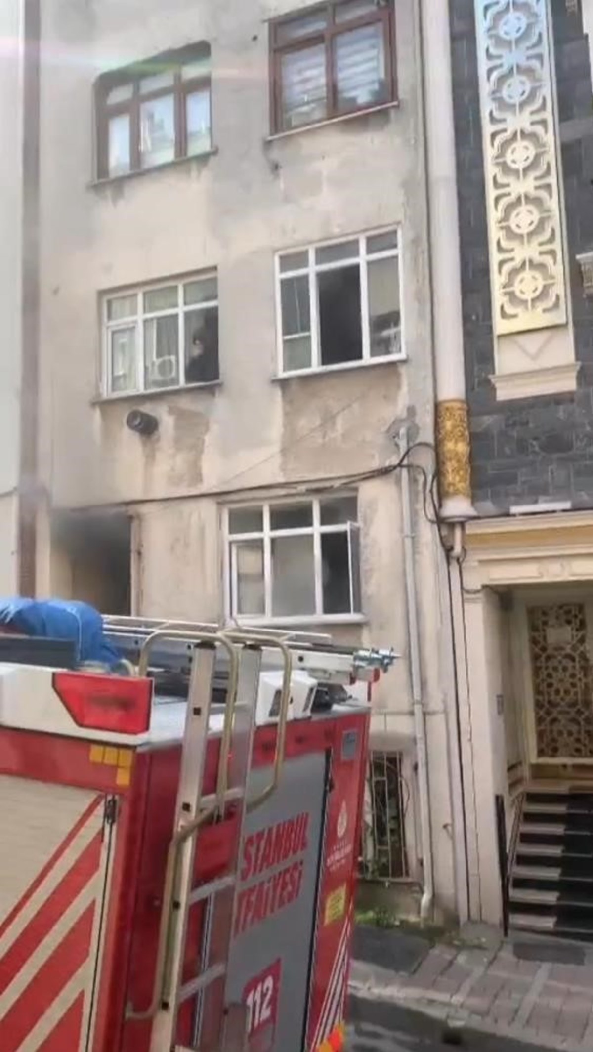 İstanbul'da 4 katlı binada yangın: 1 kişi ağır yaralı