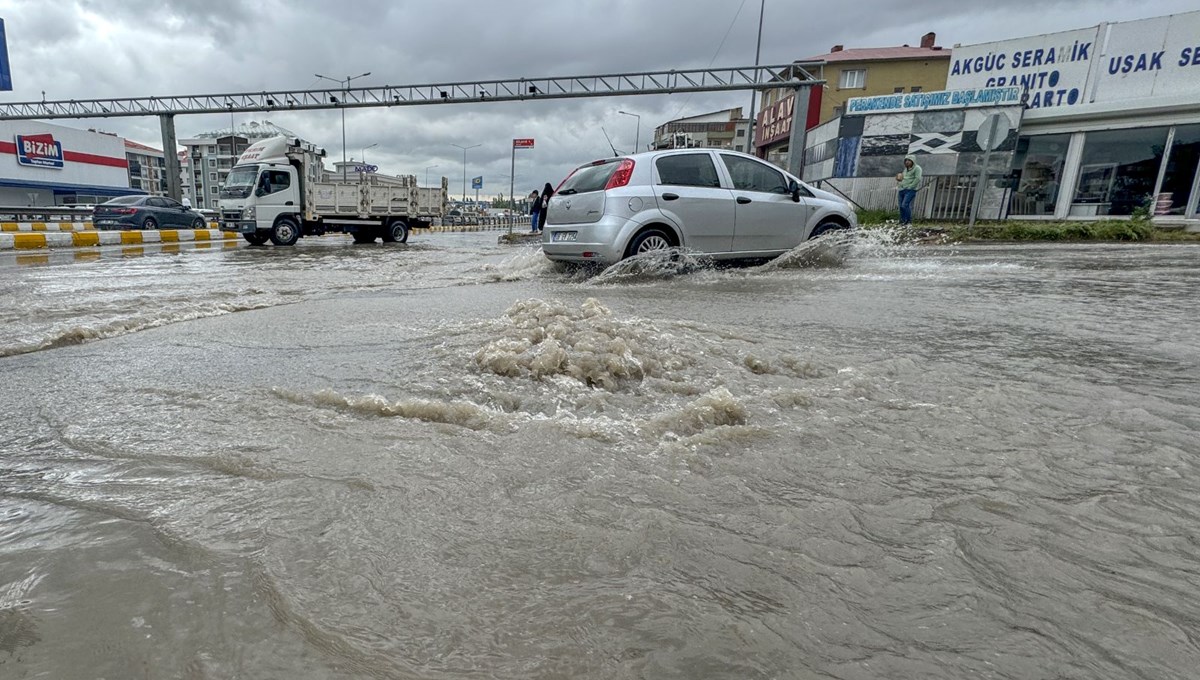 Van'ı sağanak vurdu: Yollar göle döndü, iş yerlerini su bastı