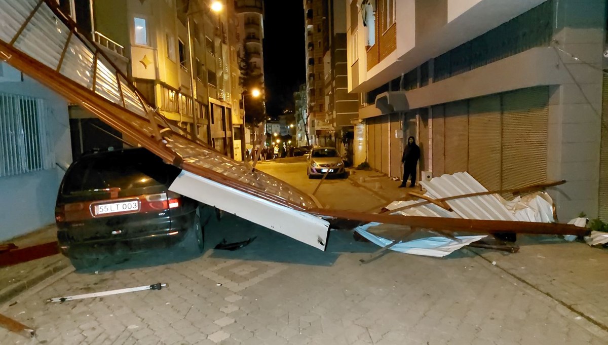 Samsun'da fırtına çatıları uçurdu Samsun'da fırtına çatıları uçurdu