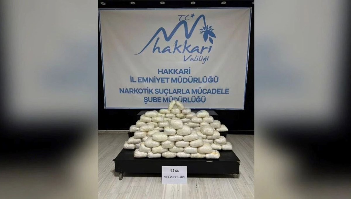 Hakkari'de otomobilde 92 kilogram metamfetamin ele geçirildi Hakkari'de otomobilde 92 kilogram metamfetamin ele geçirildi