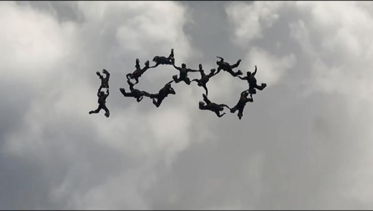 Bordo bereliler, gökyüzünde 100 rakamı oluşturdu Bordo bereliler, gökyüzünde 100 rakamı oluşturdu