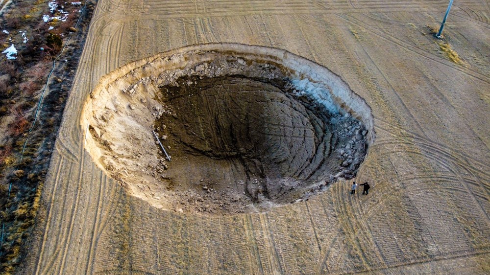 Konya'da 12 metre derinliğinde obruk oluştu | Depremle bağlantısı var mı? - 2