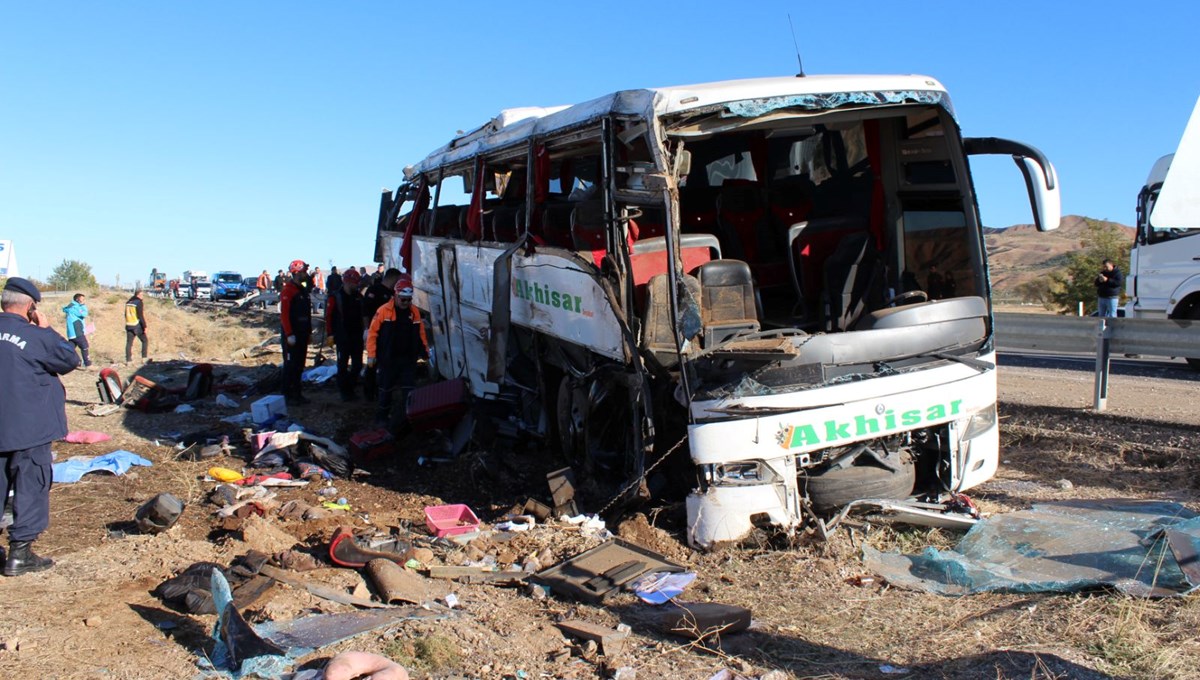 Aksaray'da tur otobüsünün devrildiği kazada 19 kişi, taburcu oldu