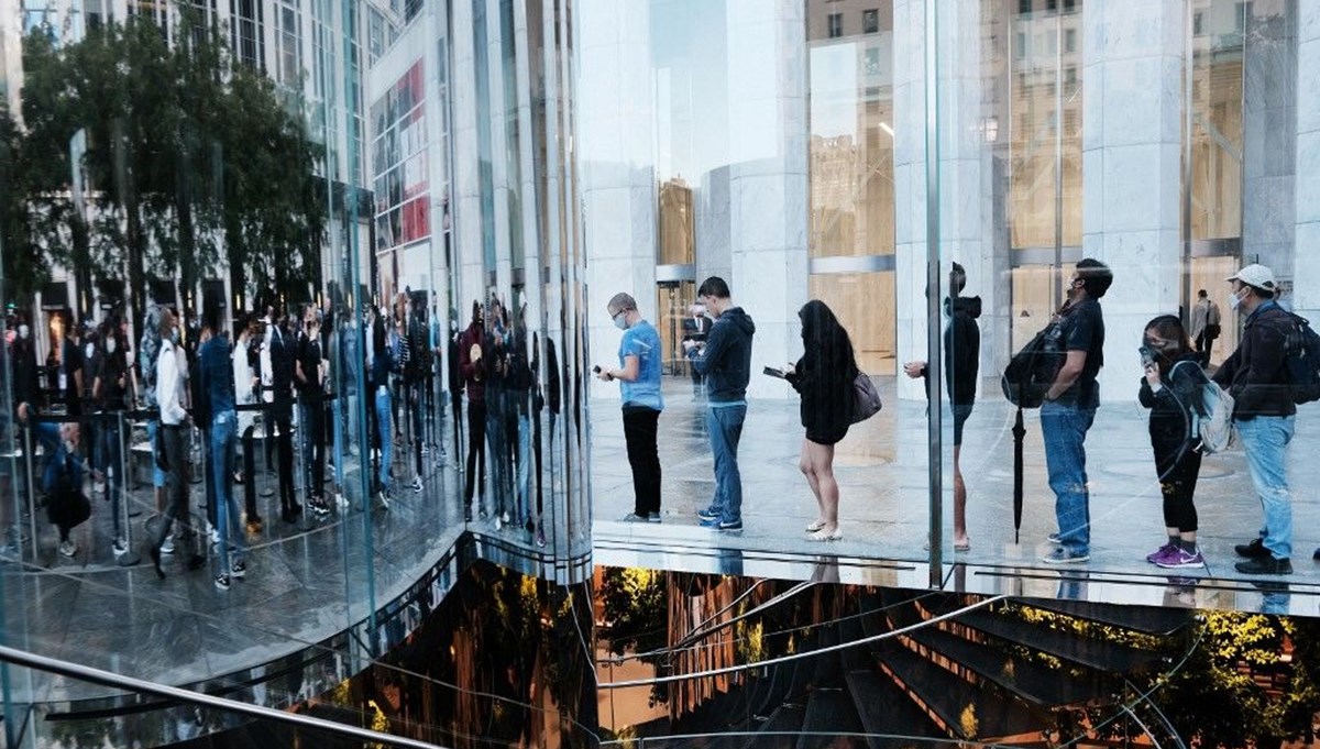iPhone 13 satışta: Dünyanın dört bir yanında Apple tutkunları yeni iPhone için kuyruğa girdi