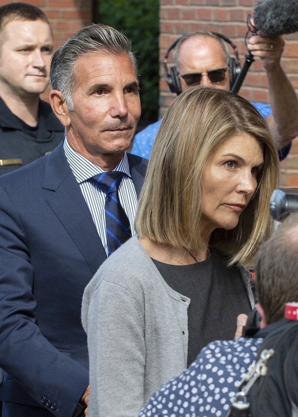 Lori Loughlin'in evine giren hırsızlar 1 milyon dolarlık mücevherlerini çaldı - 2