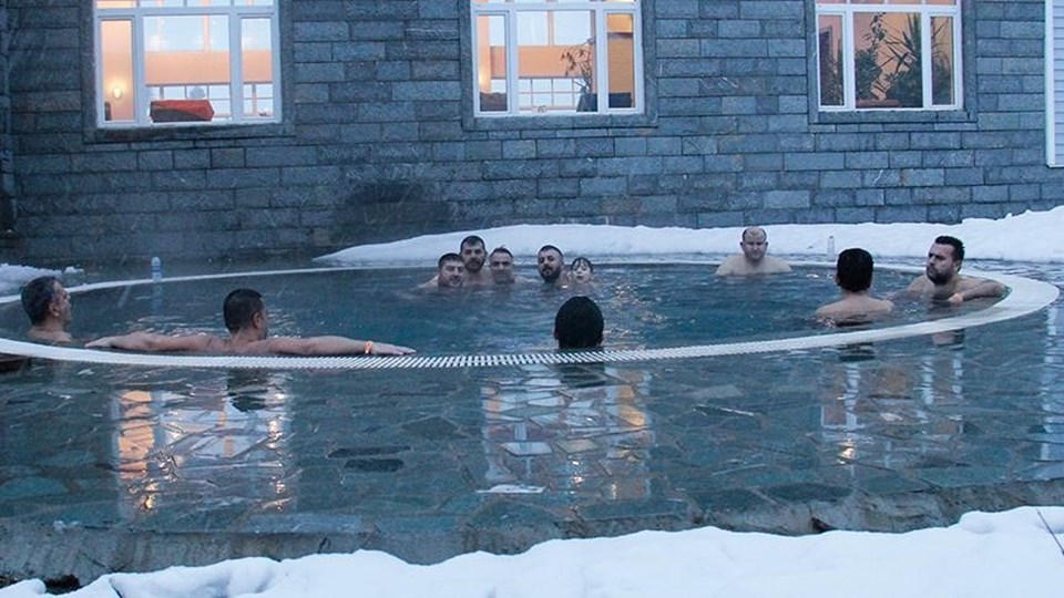 Uludağ'da kar altında havuz keyfi - 1