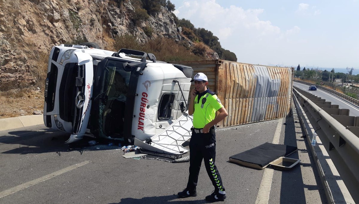 Kocaeli'nde yağ yüklü TIR devrildi: D-100'de kuyruk oluştu