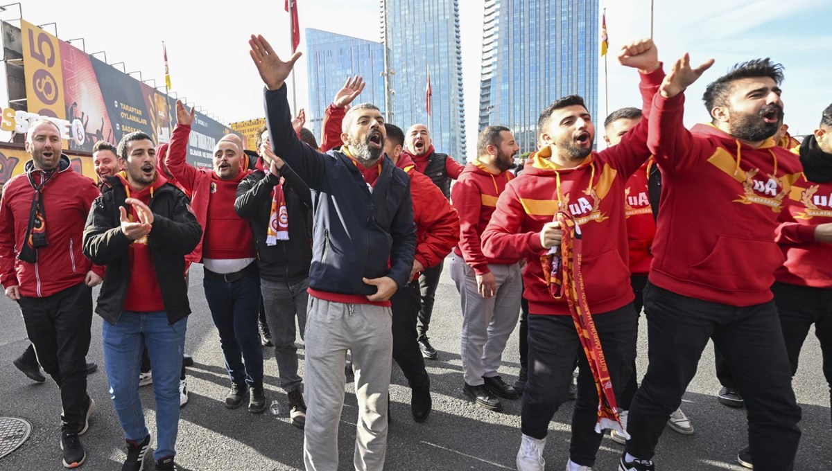 Galatasaray taraftarı derbi için Kadıköy'e gitti Galatasaray taraftarı derbi için Kadıköy'e gitti