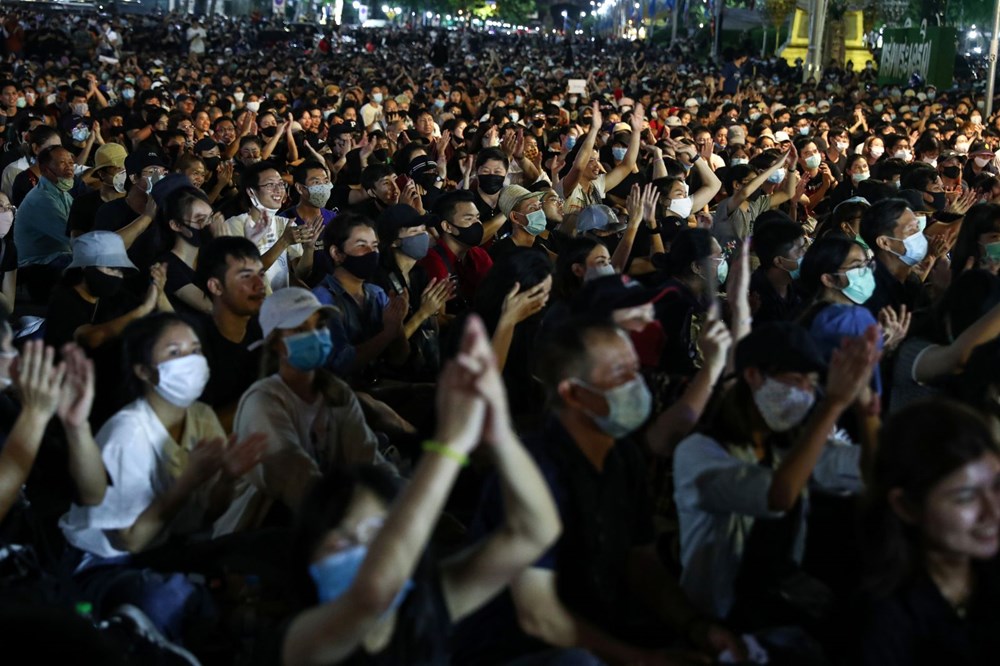 Tayland'da öğrenciler bir aydır sokakta: Açlık Oyunları işareti - 11