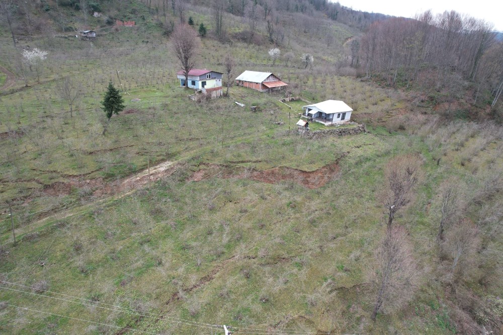 Toprak altından akan su ve taş ocağı meskenleri yamultuyor: Mahalleli isyan etti 77 hVdLAT4SeEyIYR7 7fHnsA