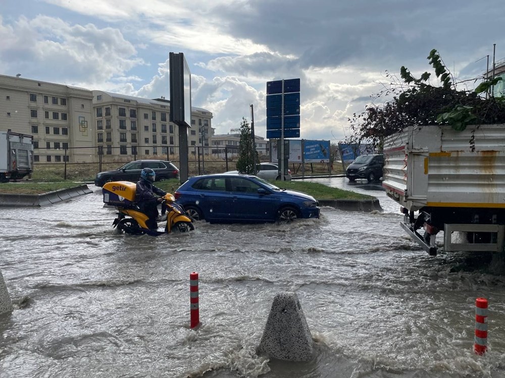 İstanbul'da sağanak yolları göle çevirdi (Araçlar suya gömüldü) - Son  Dakika Türkiye Haberleri | NTV Haber