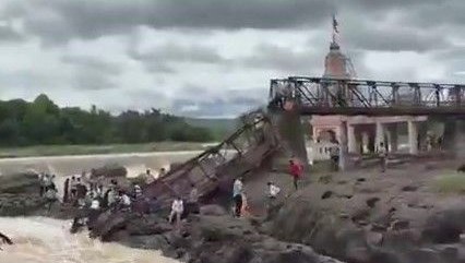 Hindistan'da köprü çöktüü