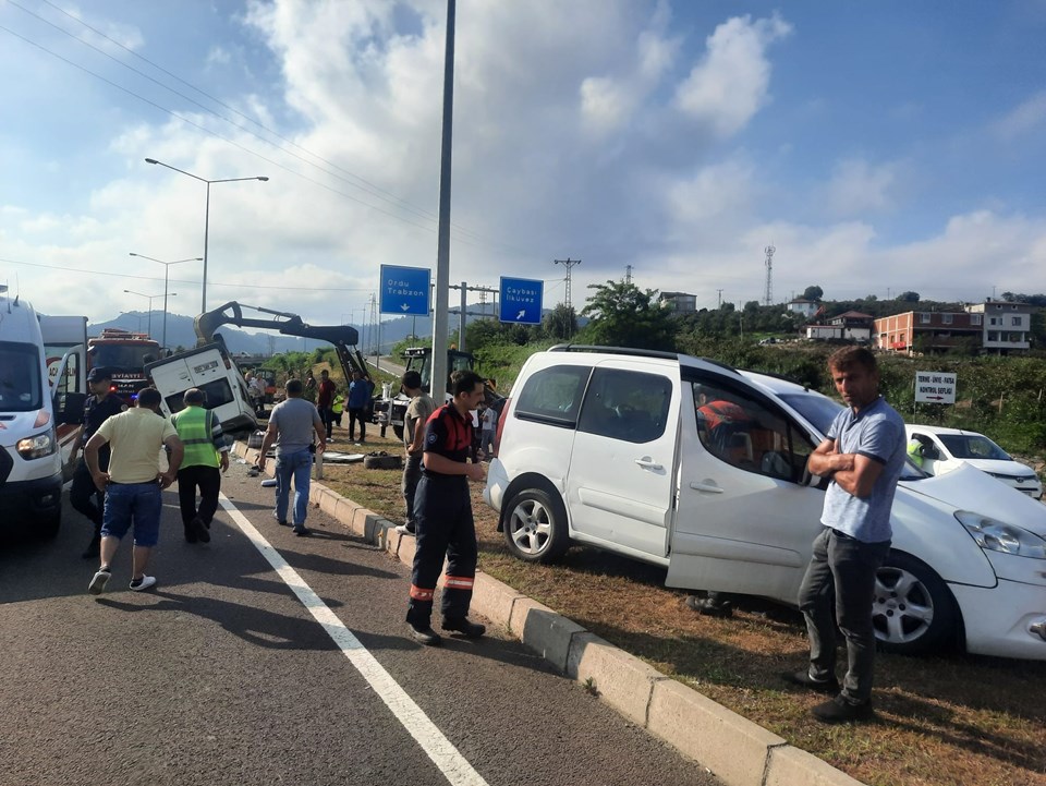 Mevsimlik tarım işçilerini taşıyan minibüs takla attı: 16 yaralı - 1