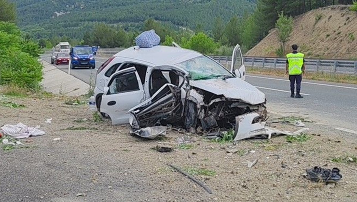 Menfeze çarpan otomobilde 1 kişi öldü