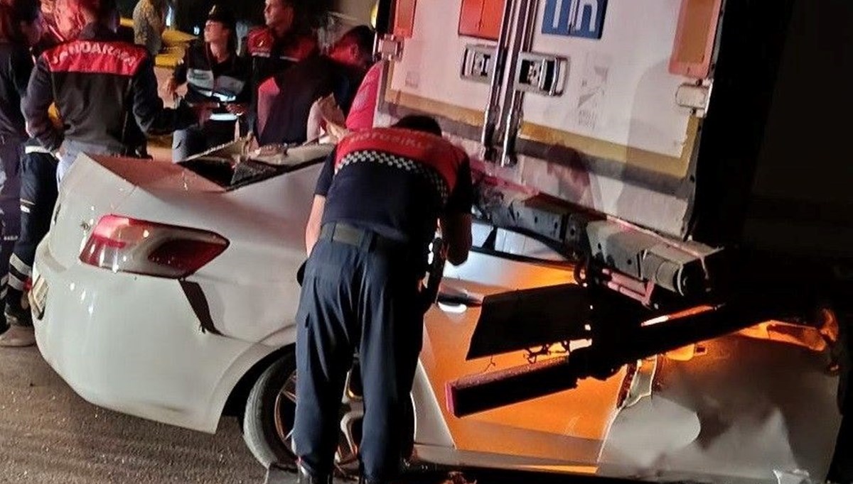 Otomobil tırın altına girdi: 2 ölü Otomobil tırın altına girdi: 2 ölü
