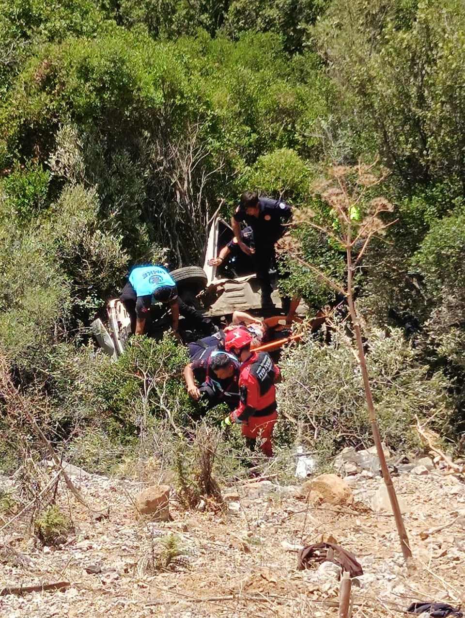 Muğla'da otomobil uçuruma devrildi: Sürücü kurtarıldı - 1