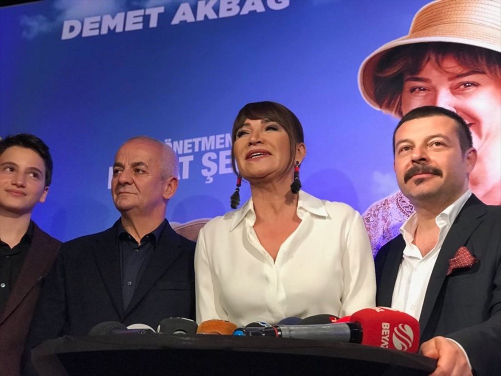 Demet Akbağ: İnsanlar kendilerini mutlu hissedecek ...