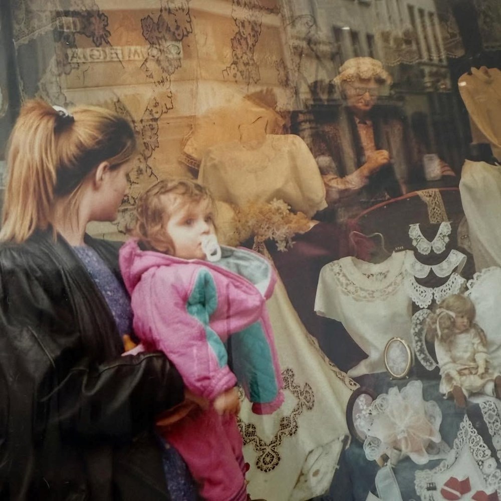 İrem Helvacıoğlu takipçilerini geçmişe götürdü (Ünlülerin çocukluk ve gençlik halleri) 74 hXF63MvEJEKwmtn055twRA