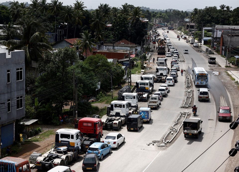 Sri Lanka'da akaryakıt satışı 2 haftalığına askıya alındı - 1