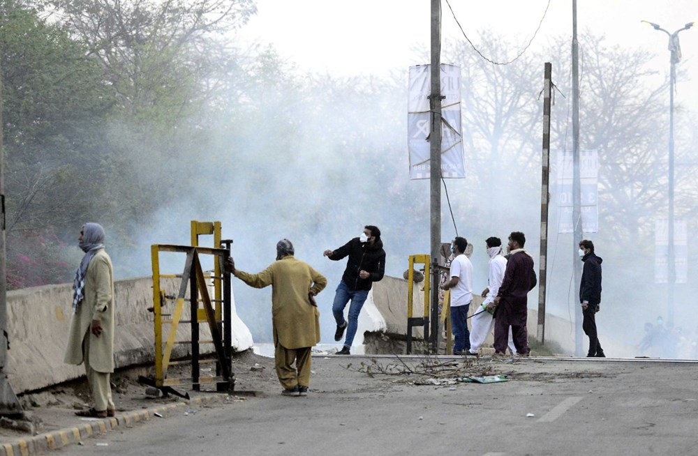 Pakistan'da çatışmalar sürüyor: İmran Han destekçileri polise engel oldu - 3
