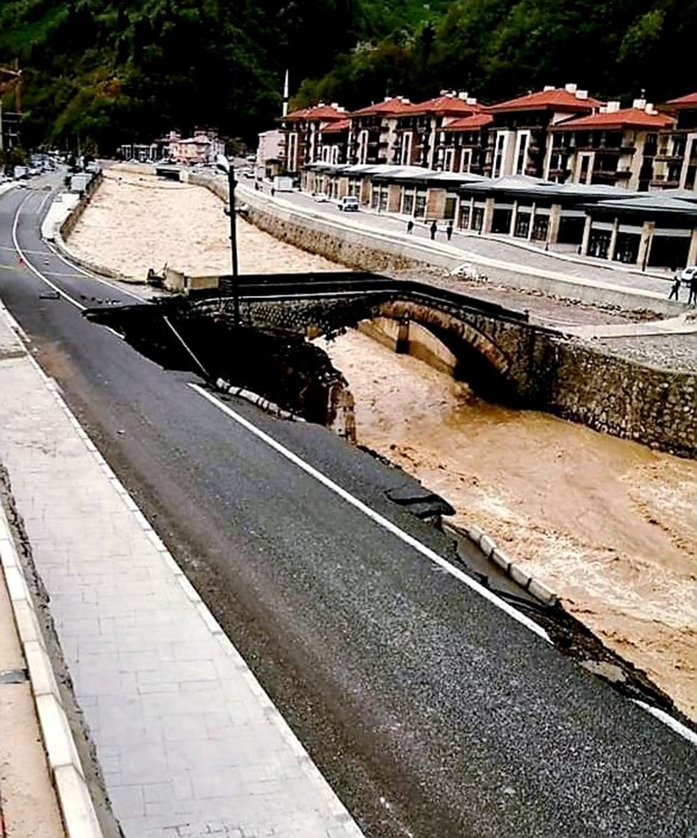 Giresun'da dere taştı, yol çöktü - 3