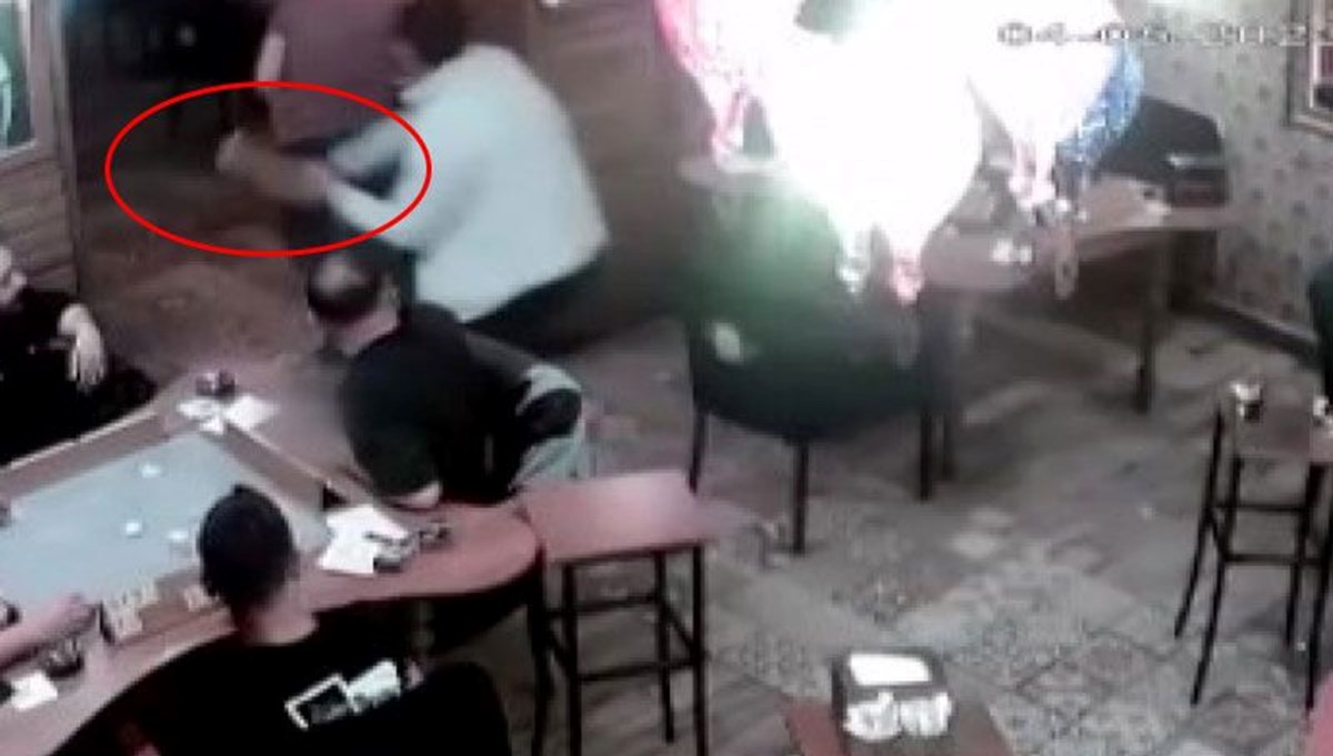 Oğlunun okey oynamasına sinirlenip ıstaka ile dövdü Oğlunun okey oynamasına sinirlenip ıstaka ile dövdü