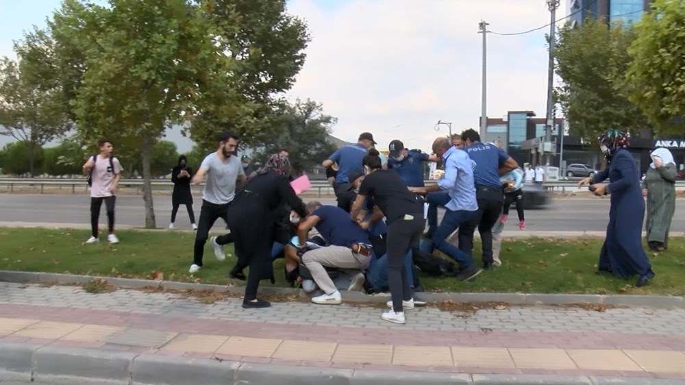 Keşif sırasında kadın sürücüye saldırdılar, polis biber gazıyla müdahale etti - 12