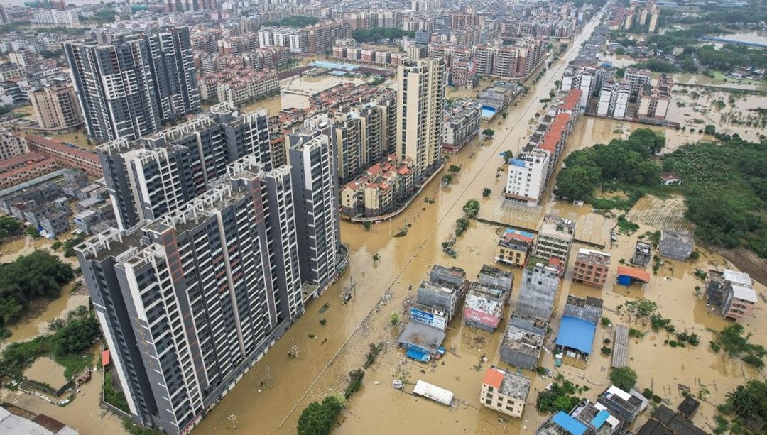 Çin'i sel vurdu: 3 kişi öldü, evler sular altında kaldı
