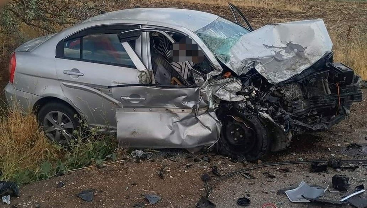 Otomobiller kafa kafaya çarpıştı: 2 ölü, 1 yaralı Otomobiller kafa kafaya çarpıştı: 2 ölü, 1 yaralı