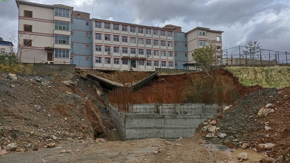 Batman'da istinat duvarı yıkıldı - 1