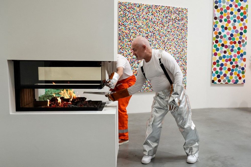 İngiltere’ninen zengin sanatçısı Damien Hirst milyonlarca dolar değerindeki sanat eseriniateşe verdi - 4