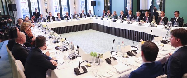 Bakan Çavuşoğlu Hollanda'da iş insanlarıyla görüştü