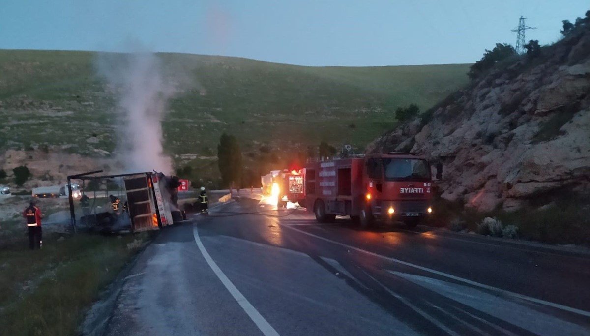 Mardin'de devrilen TIR yandı: 2 yaralı