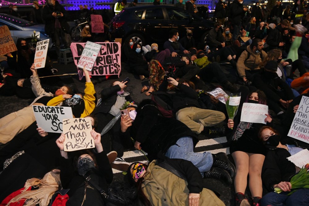 İngiltere'de polise öfke dinmiyor - 15