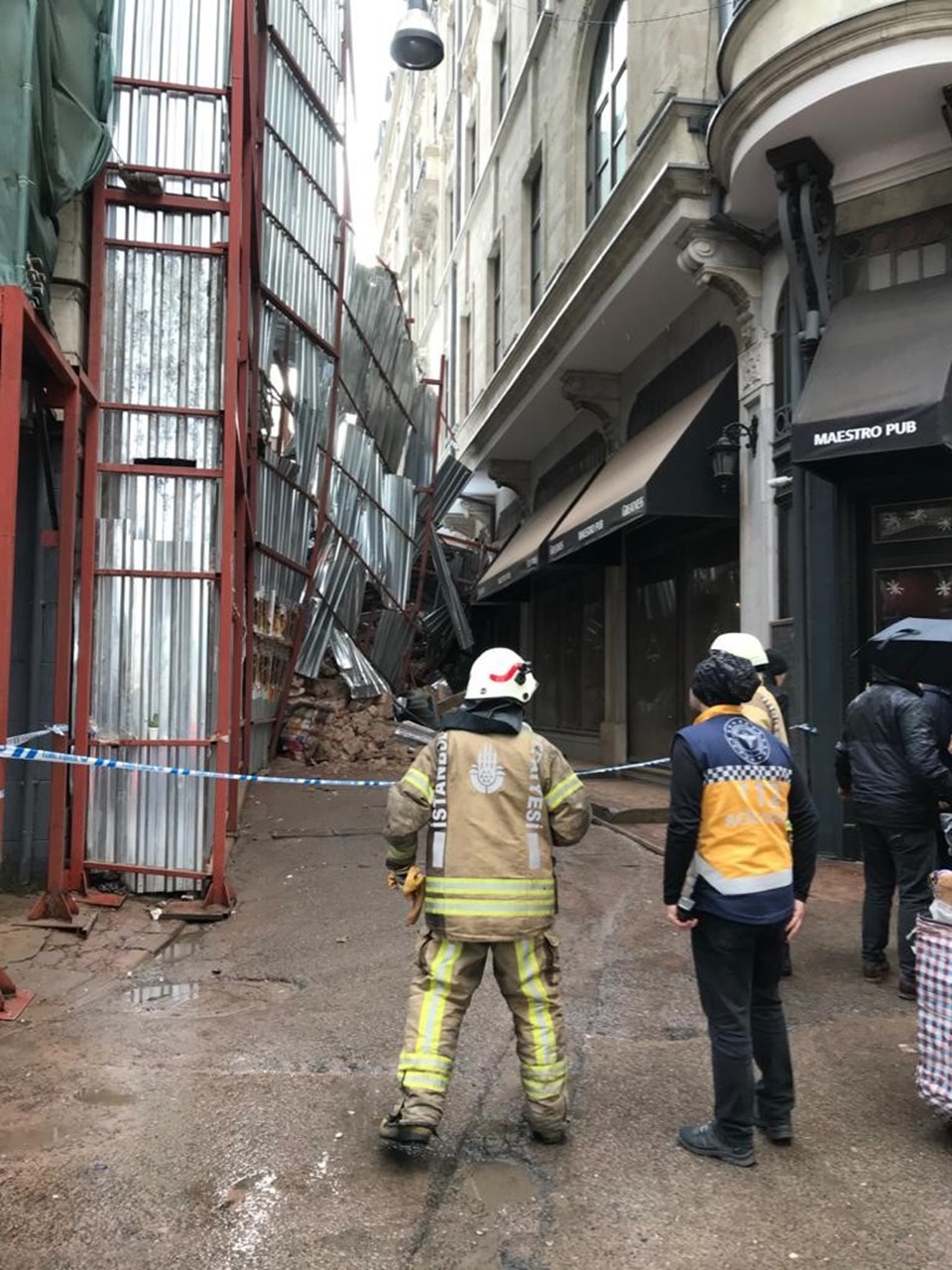 Beyoğlu'da tadilat halindeki binada çökme - 2
