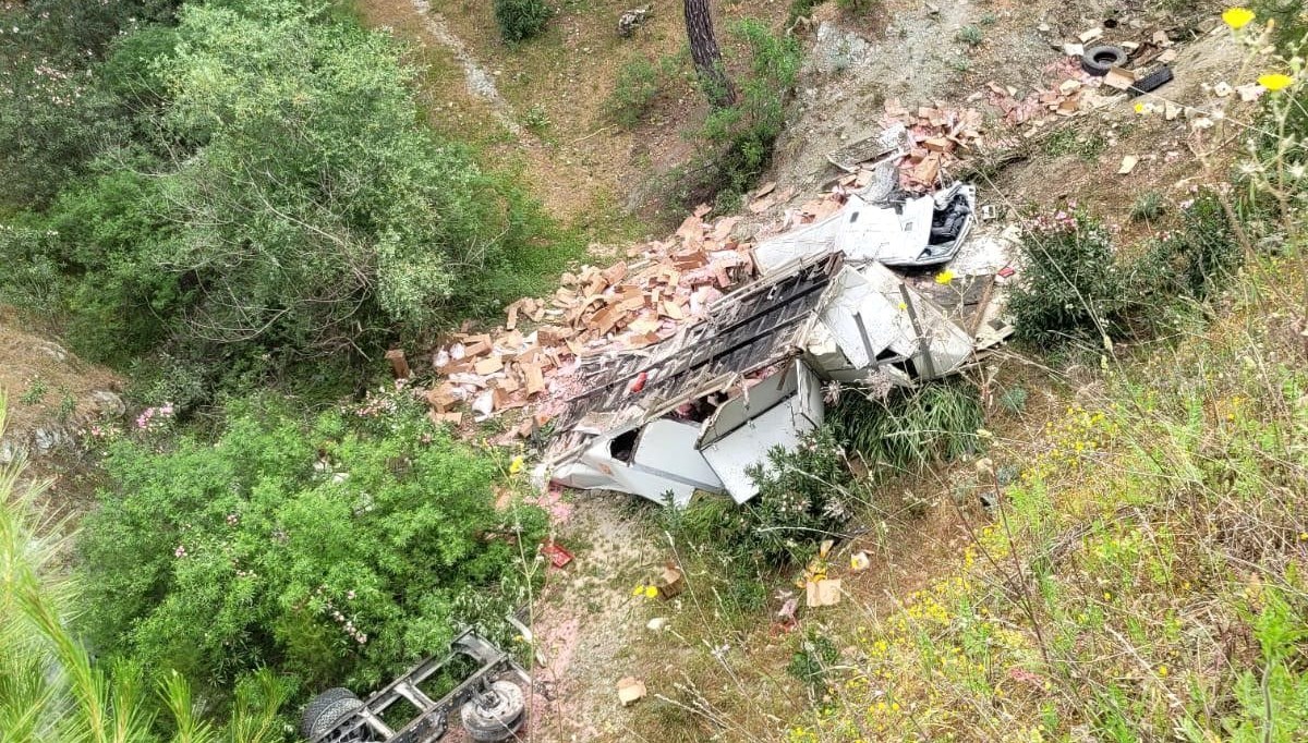 Milas’ta feci kaza: TIR uçuruma yuvarlandı Milas’ta feci kaza: TIR uçuruma yuvarlandı