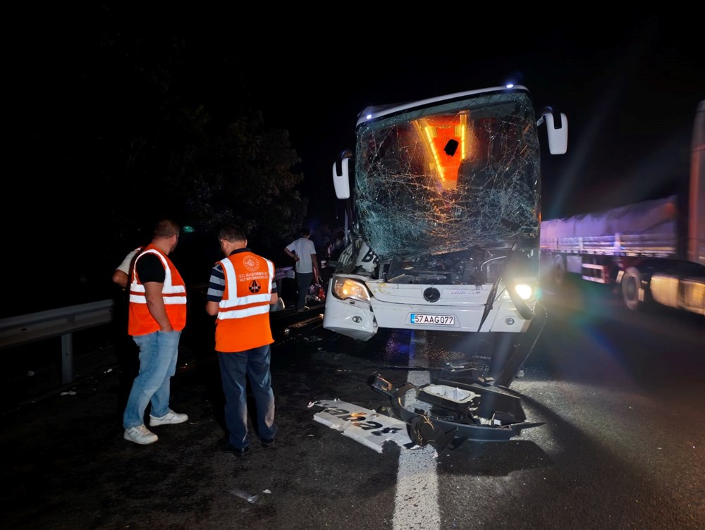 Düzce'de yolcu otobüsü, TIR'a çarptı: 25 yaralı - 3