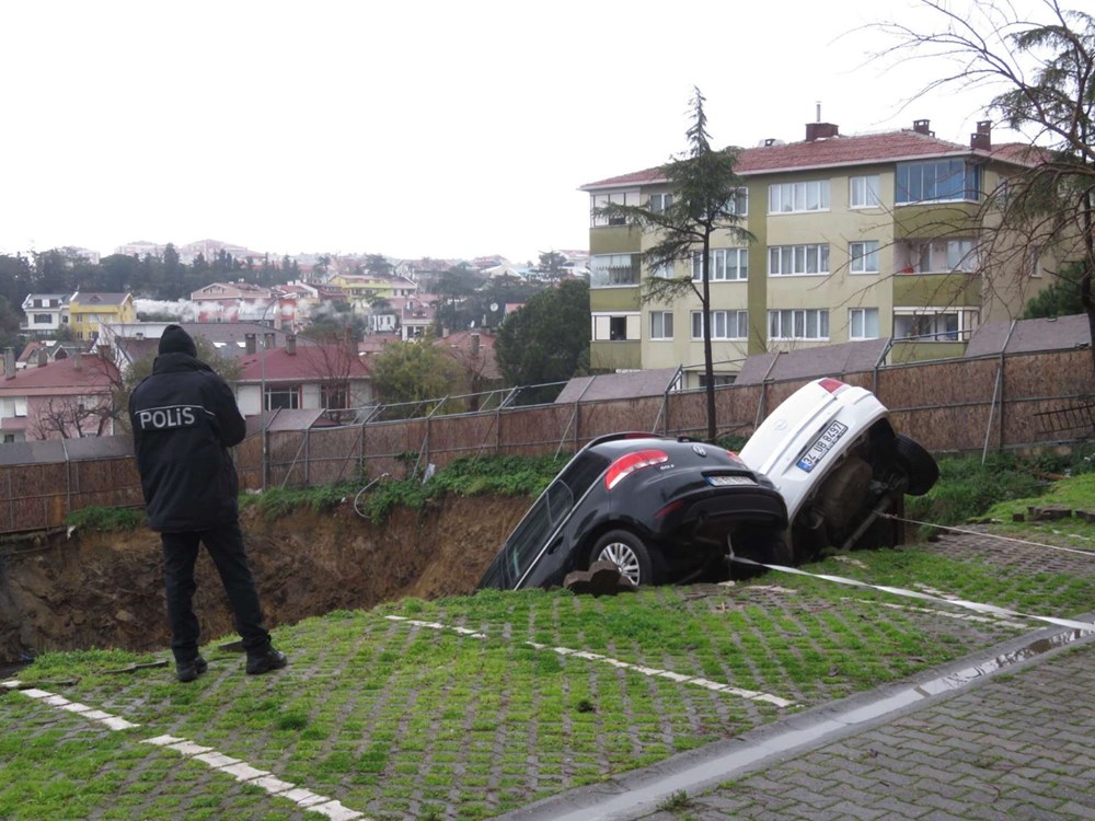 Kadıköy'de toprak kayması: 4 katlı bina boşaltıldı - 1