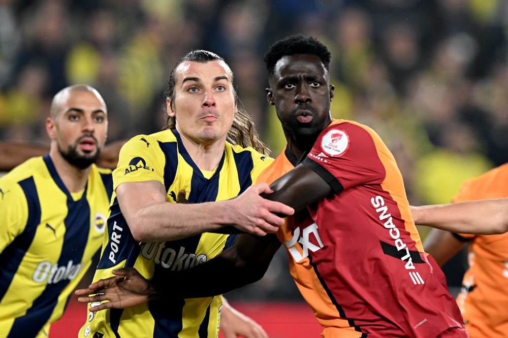 Kadıköy'de Derbi Kaosu: Galatasaray, Fenerbahçe'yi Kupa Dışı Bıraktı, Saha Savaş Alanına Döndü! 89