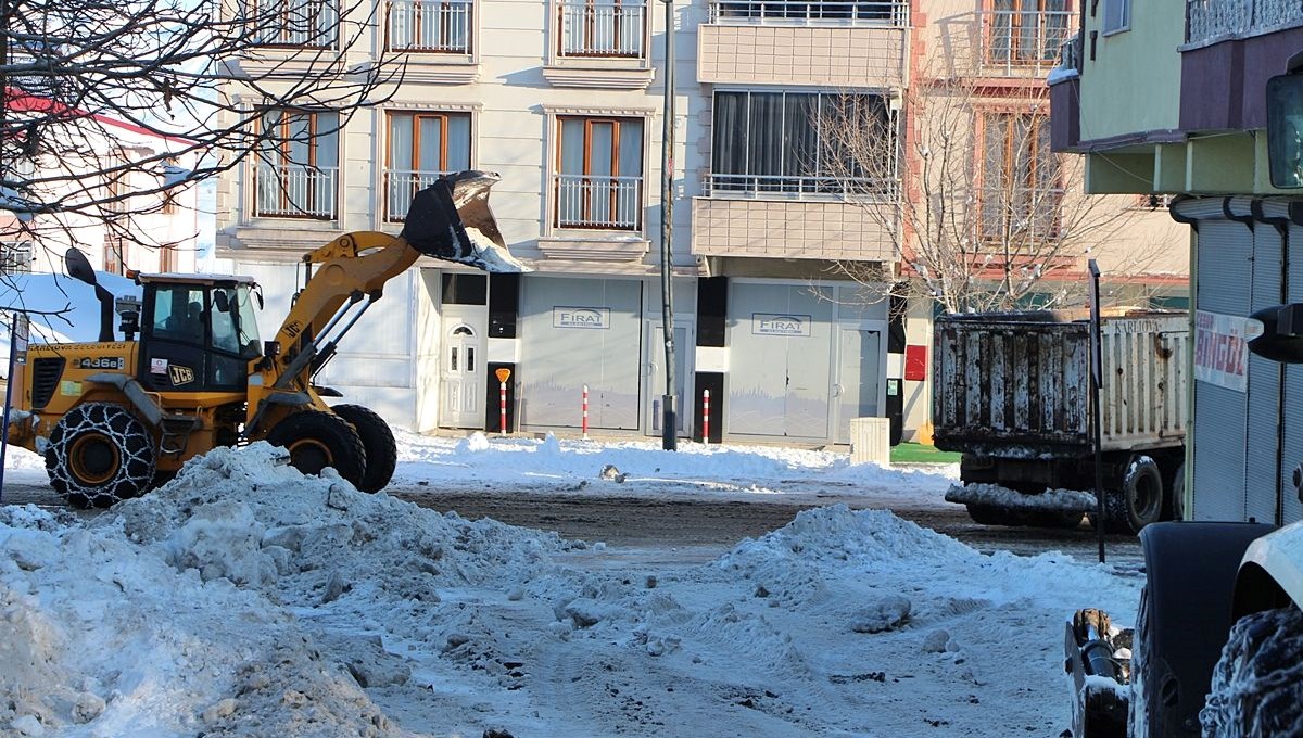 Bingöl Karlıova'da biriken kar, kamyonlarla taşınıyor