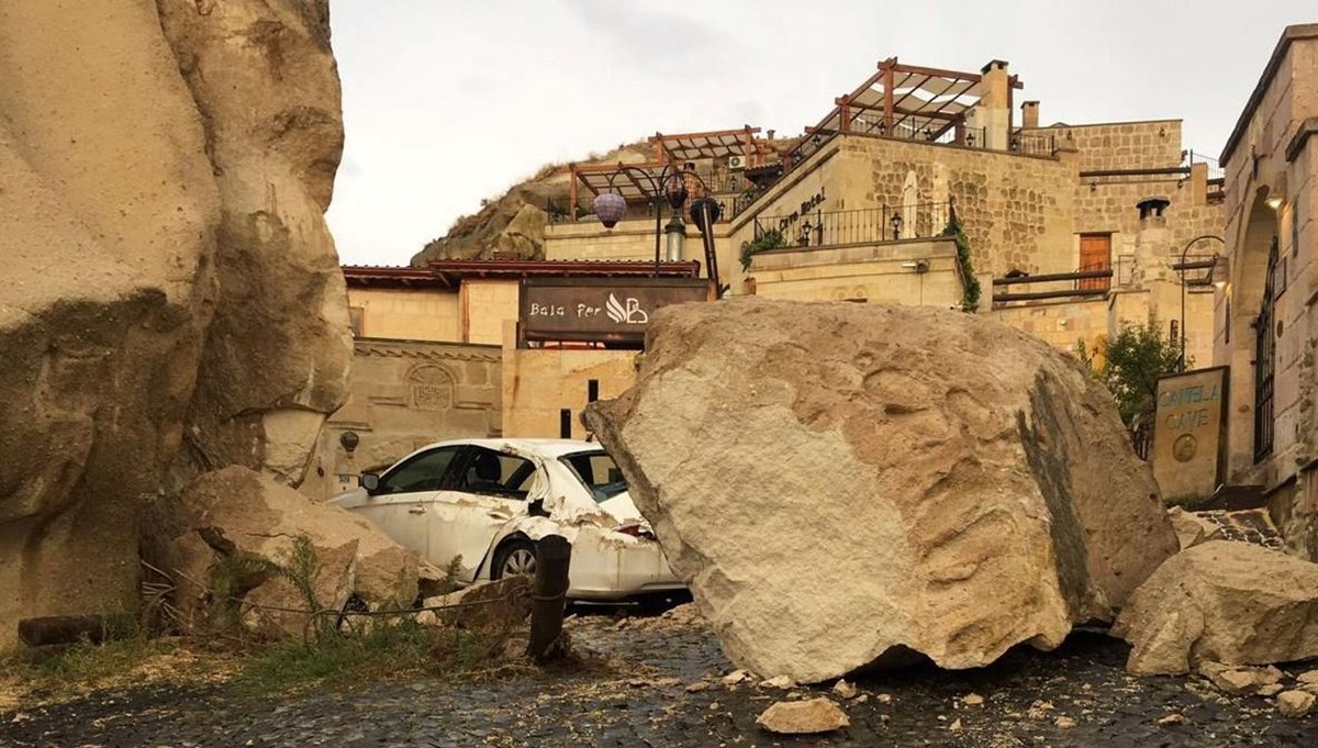 Kapadokya'da sel: Peribacalarından kopan kaya parçaları araçların üstüne düştü